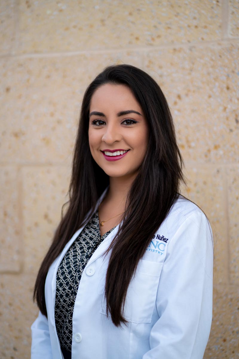 Dra. Sara Lucia Baquero Núñez sonrie frente al consultorio - Dentist Salud Matthews Charlotte North Caroline