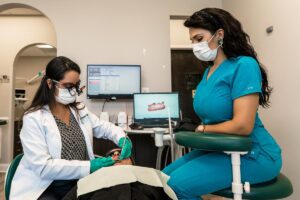 Dentistas en operación dientes, consulta paciente doctor - Dentist Salud Matthews Charlotte North Caroline